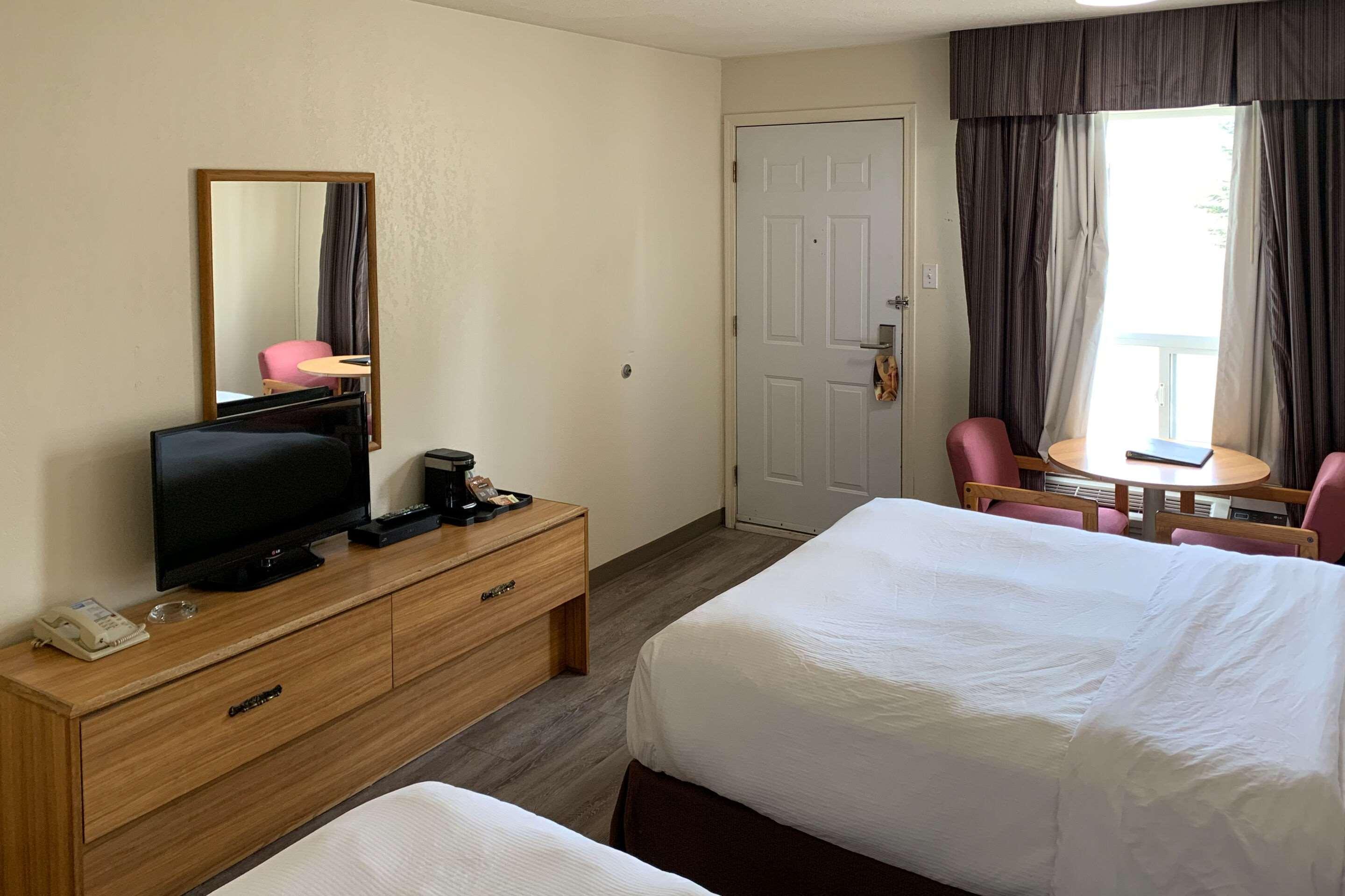 Sky Palace Inn & Suites By Jasper Beeville Exterior foto