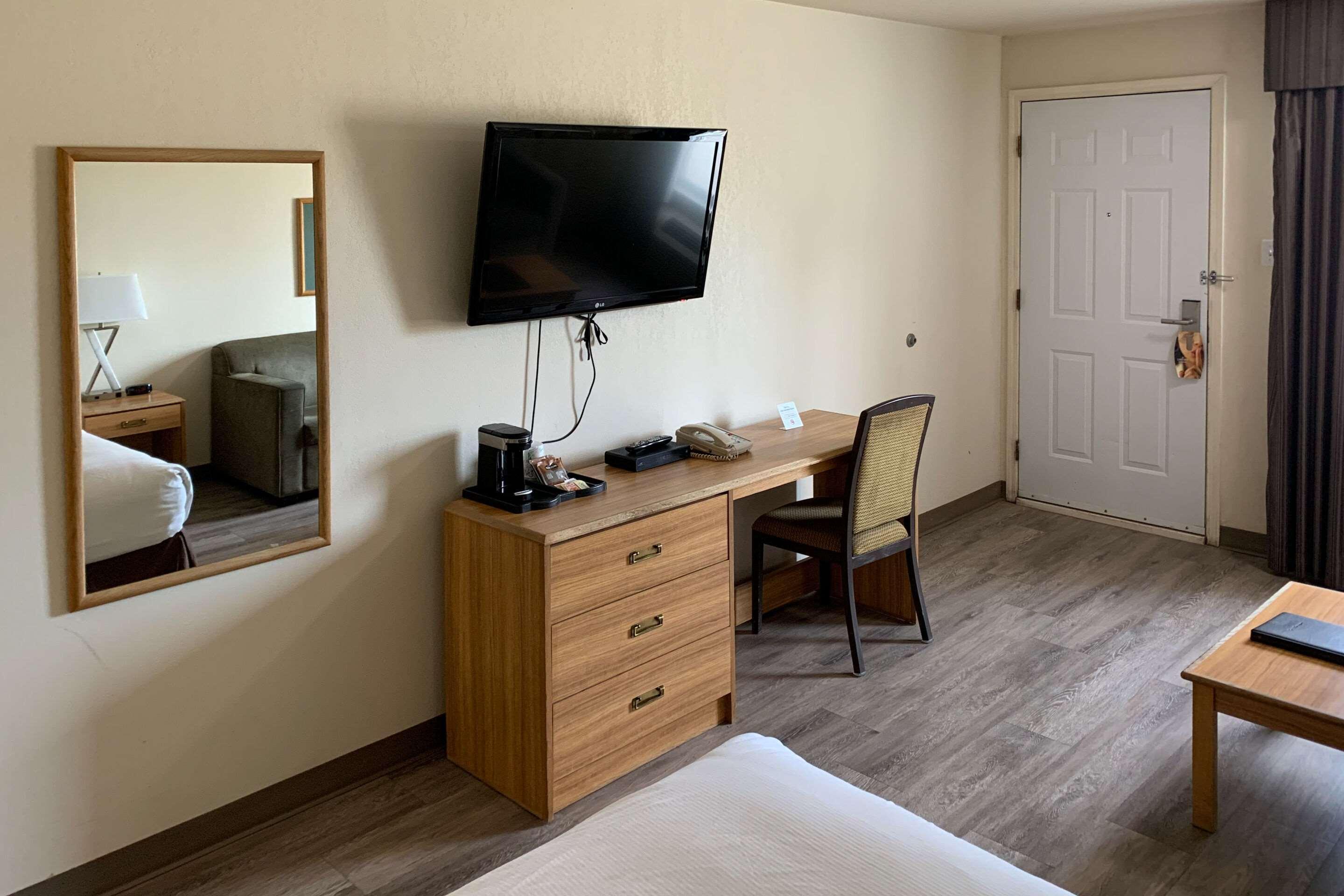 Sky Palace Inn & Suites By Jasper Beeville Exterior foto