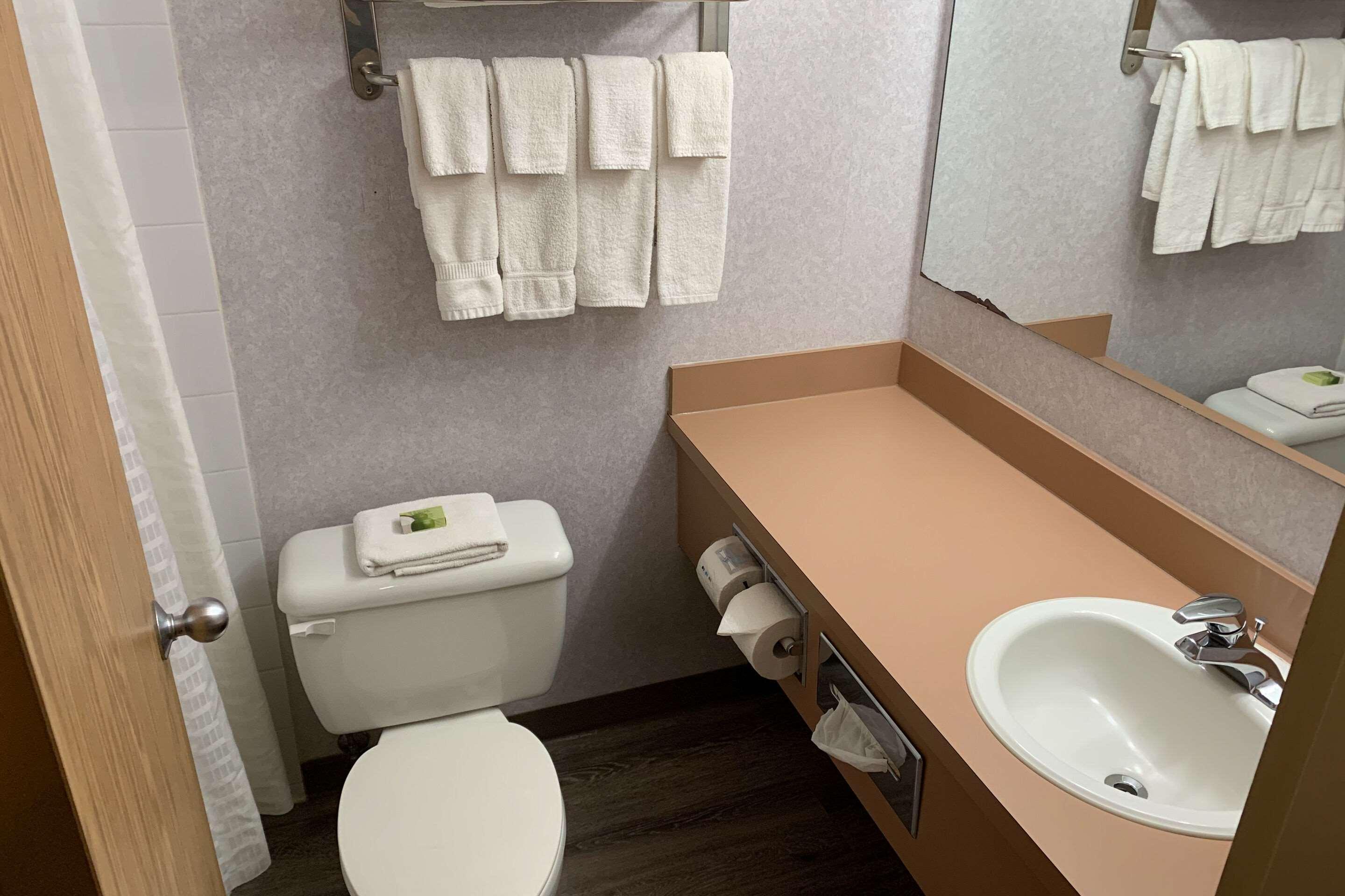 Sky Palace Inn & Suites By Jasper Beeville Exterior foto
