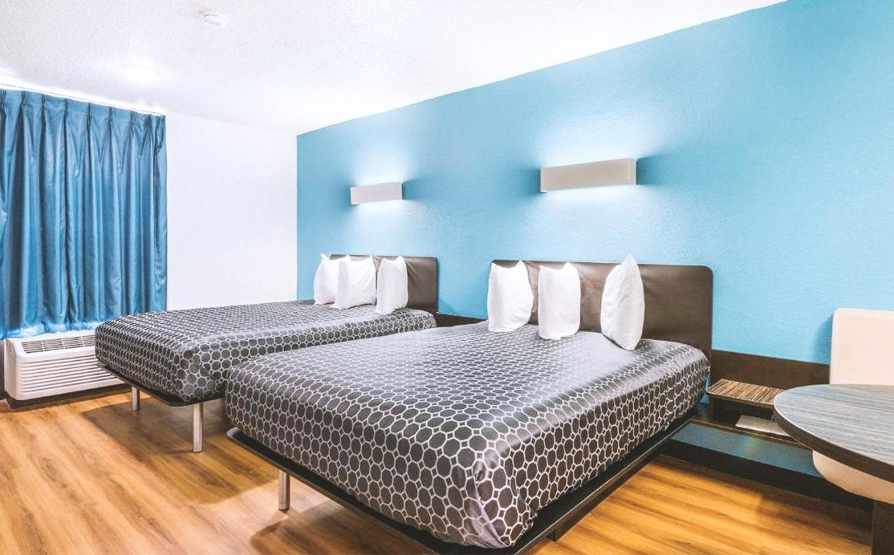 Sky Palace Inn & Suites By Jasper Beeville Exterior foto