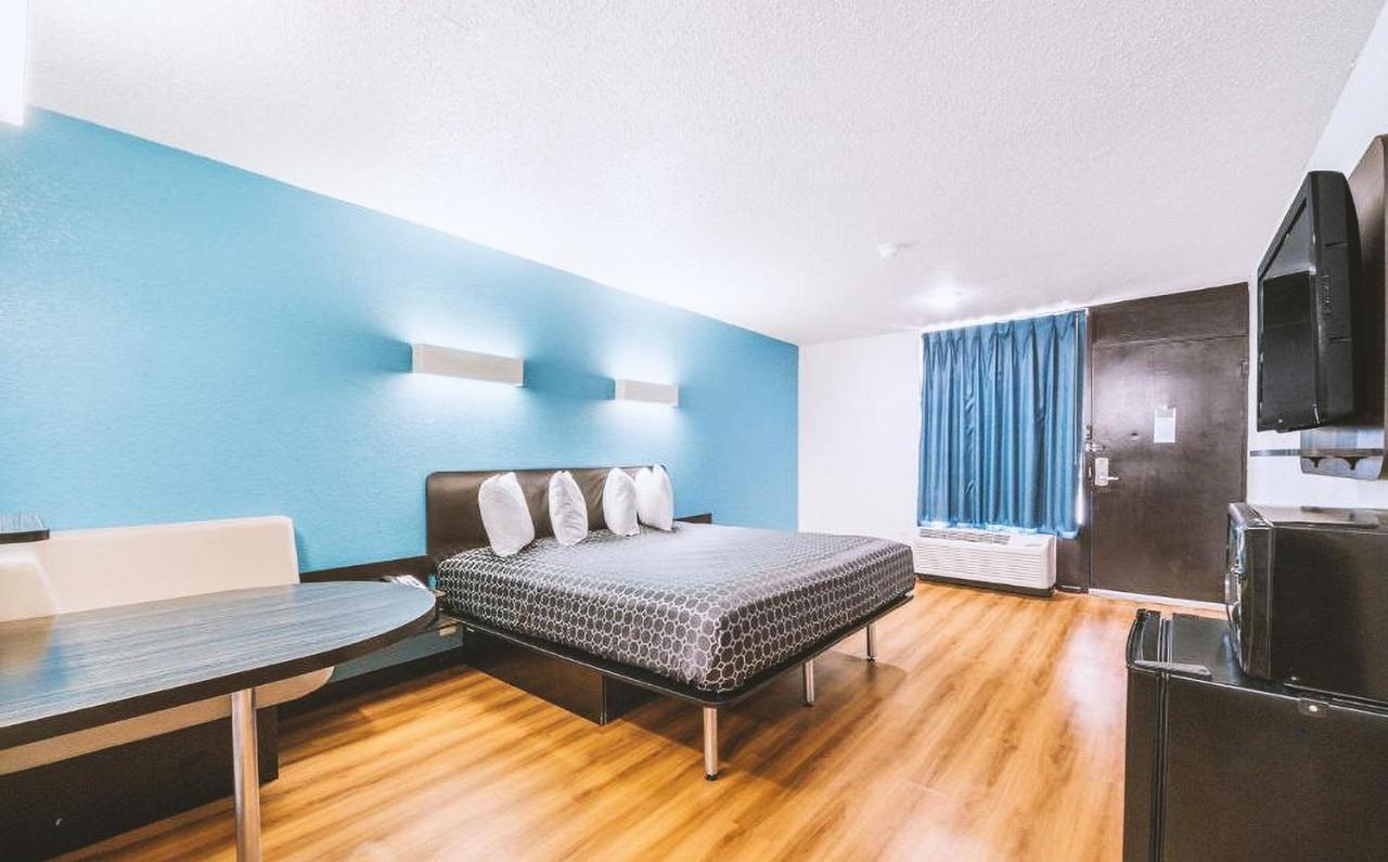 Sky Palace Inn & Suites By Jasper Beeville Exterior foto